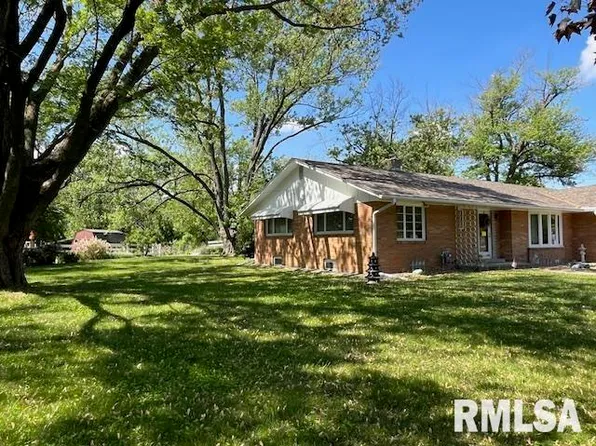 7 Waverly Ct, Davenport, IA 52804