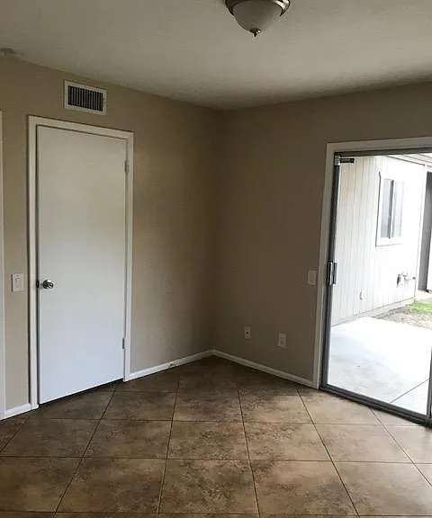 4047 E Carson Rd — Photo 4