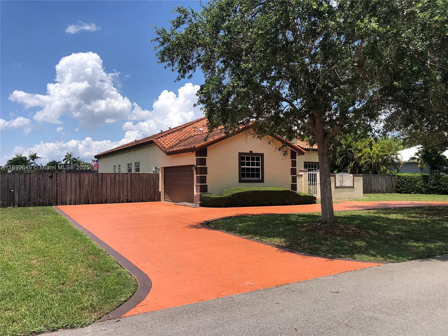 Redlands Colonial Estates — Photo 4