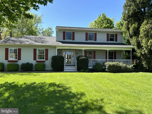 1246 Center St, Levittown, PA 19057