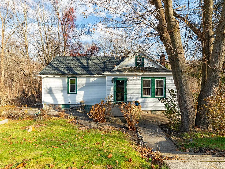 1st image of 24 Brewster Dr