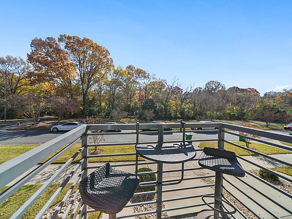 Second level balcony off of livingroo