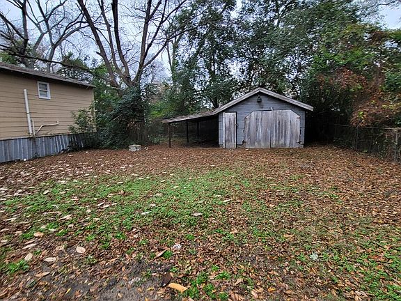 3rd image of 2413 Garden Dr