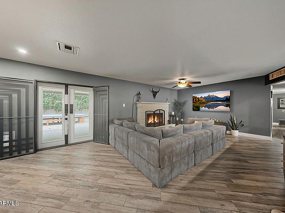 4th image of 325 N FRASER Drive W