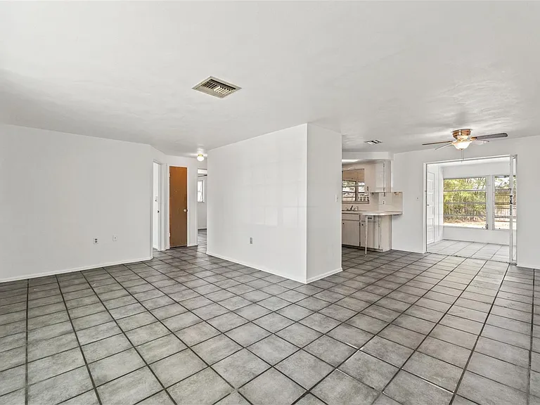 1050 Saxon Ln — Photo 9