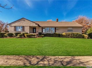 136 Harbor Ln, Massapequa Park, NY 11762