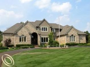 10338 Longford Dr, South Lyon, MI