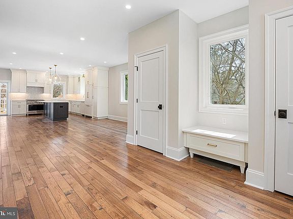 3rd image of 607 Summer St