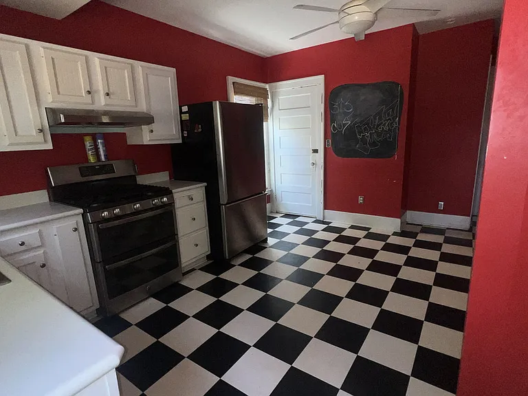 935 Westcott St — Photo 9