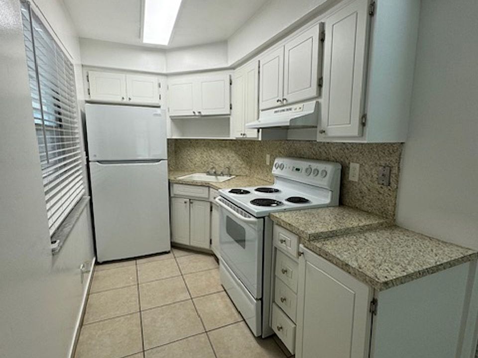 1st image of 707 NE 10th St #3