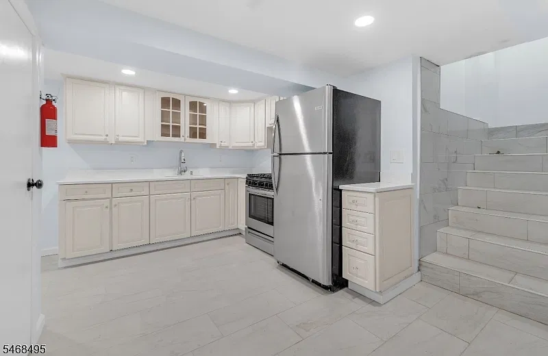 2 bed, 1.0 bath, $1,600 — Photo 1