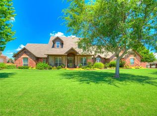 1613 SW 40th St, Moore, OK 73160