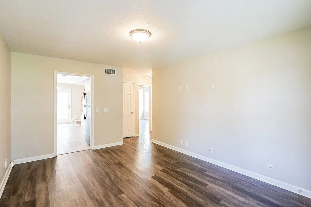 3 bed, 2.0 bath, 1204 sqft, $2,025 — Photo 4