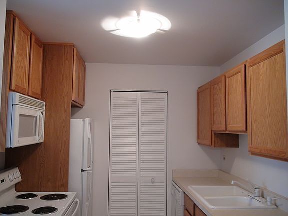 3rd image of 980 N Lakeside Dr APT 2B