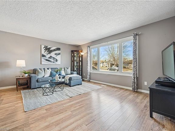 5th image of 27 Graywood Ct
