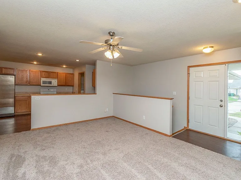 544 SW 46th St — Photo 3