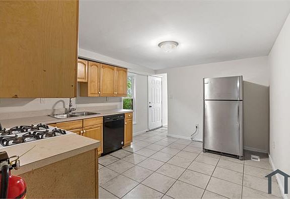 5th image of 448 Saint Mary St