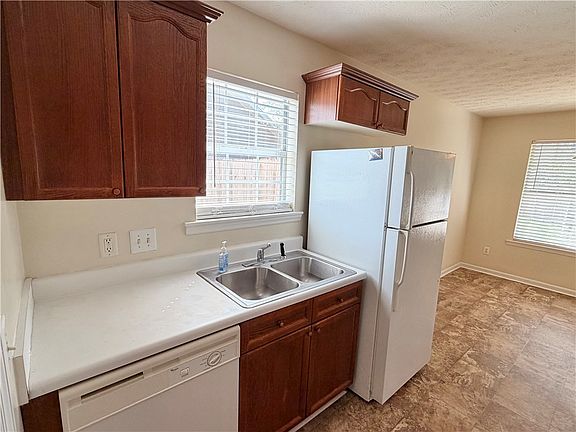 3rd image of 1011 Pleasant Ave