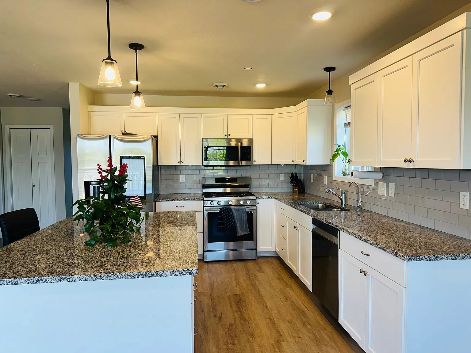 3 bed, 1776 sqft, $2,500 — Photo 2