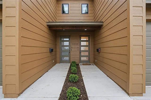 2 bed, 2.5 bath, 3200 sqft, $1,800 — Photo 2