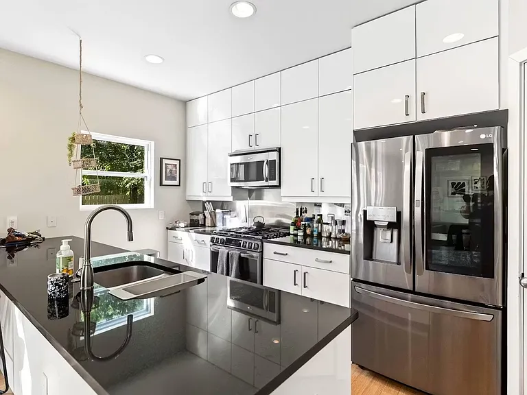 1608 Haskell St #B — Photo 6