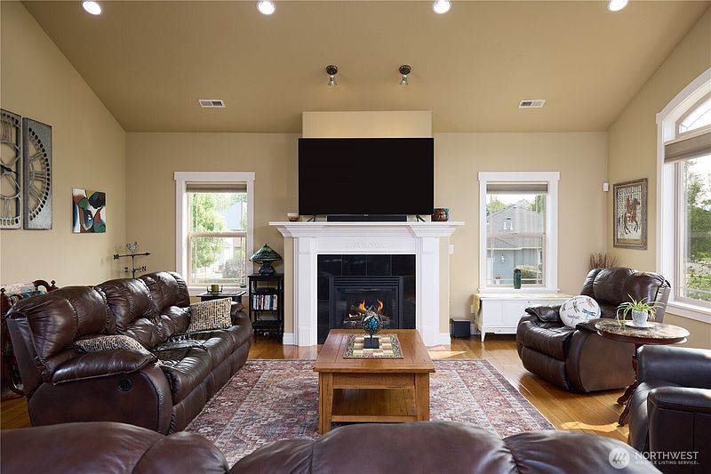 4th image of 404 Coyote Ridge Dr