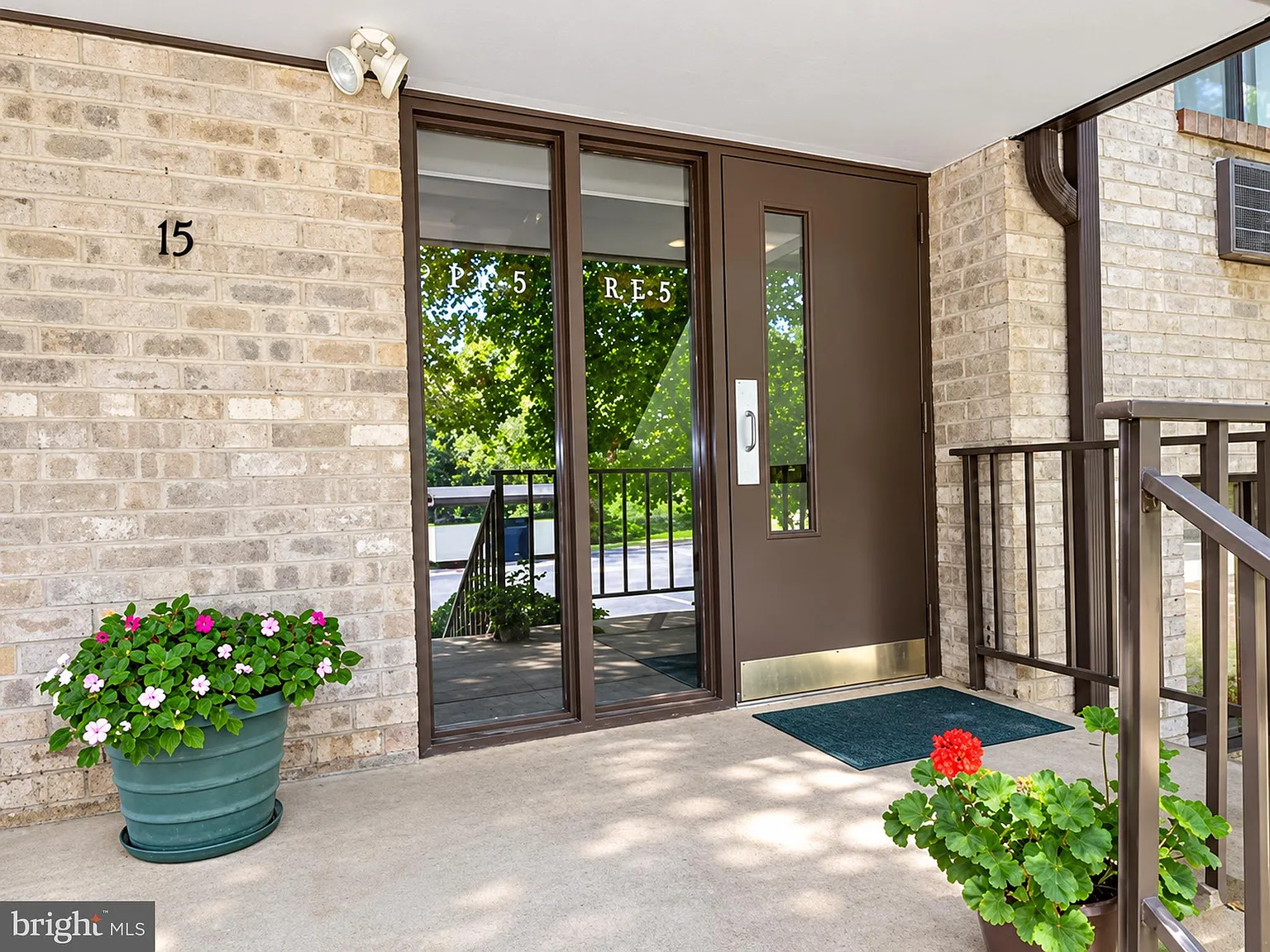 2 bed, 1.0 bath, 963 sqft, $1,750 — Photo 3