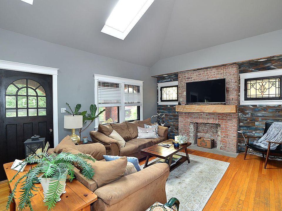Living Room with Ceiling Fan