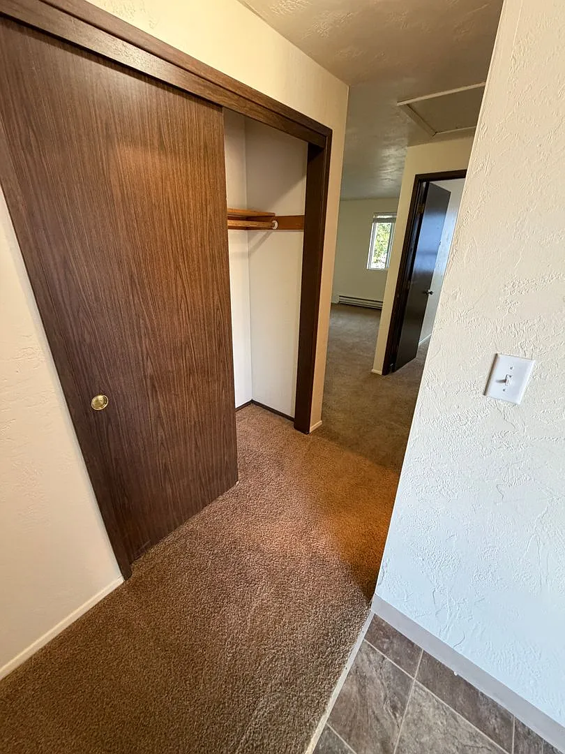 (907) Bluewood Apartments - 1 Bedroom / 1 Bath — Photo 4