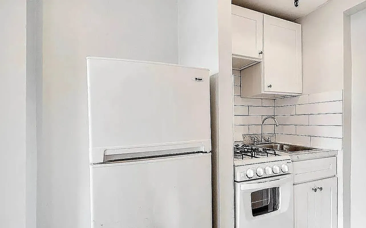 915 Sterling Place — Photo 3