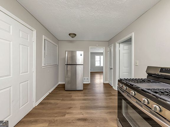5th image of 118 Victor Cir NW
