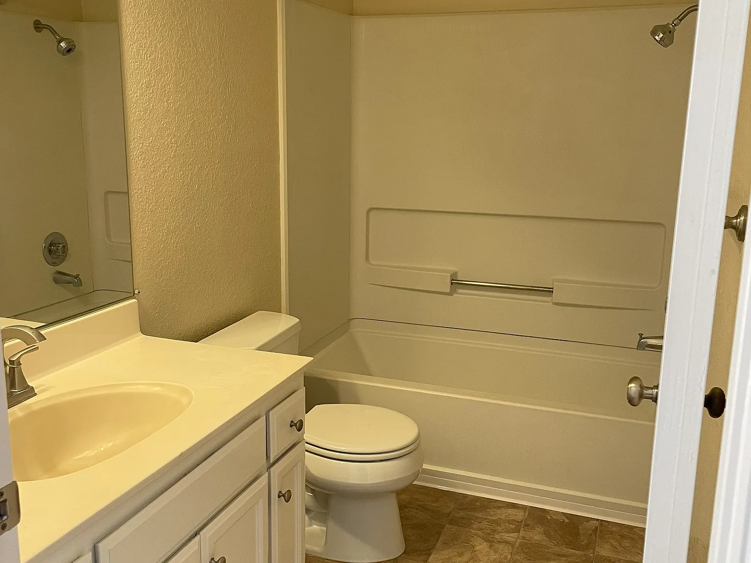 Redwood Grove Apartments — Photo 4