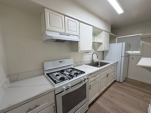 5th image of 622 S Kalmia St #B
