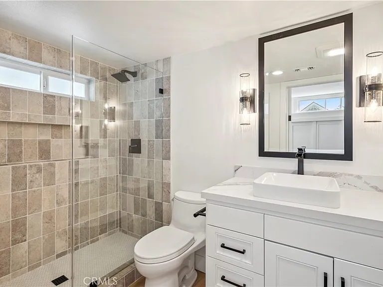 439 1/2 Carnation Ave — Photo 10