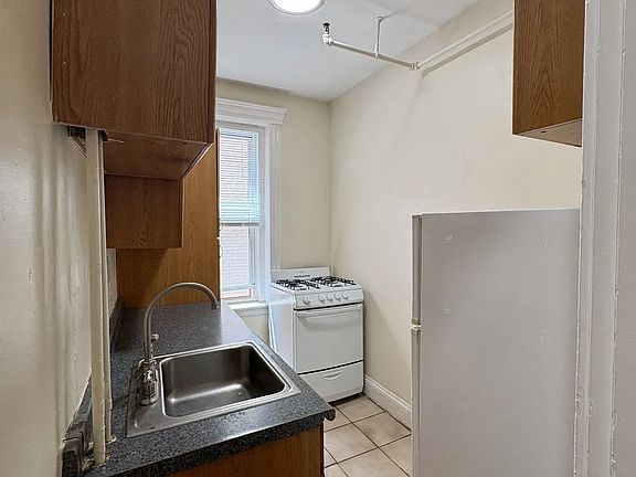 5th image of 364 Riverway St Unit 18