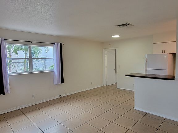 3rd image of 642 SE 19th Ave #4