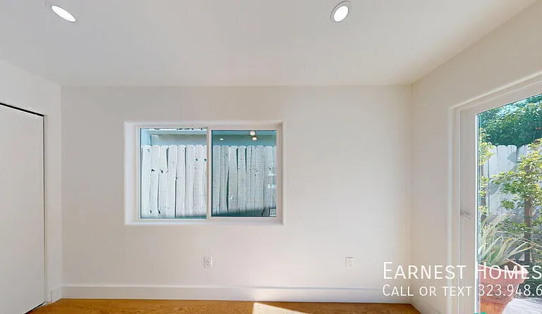 15242 Morrison St — Photo 10