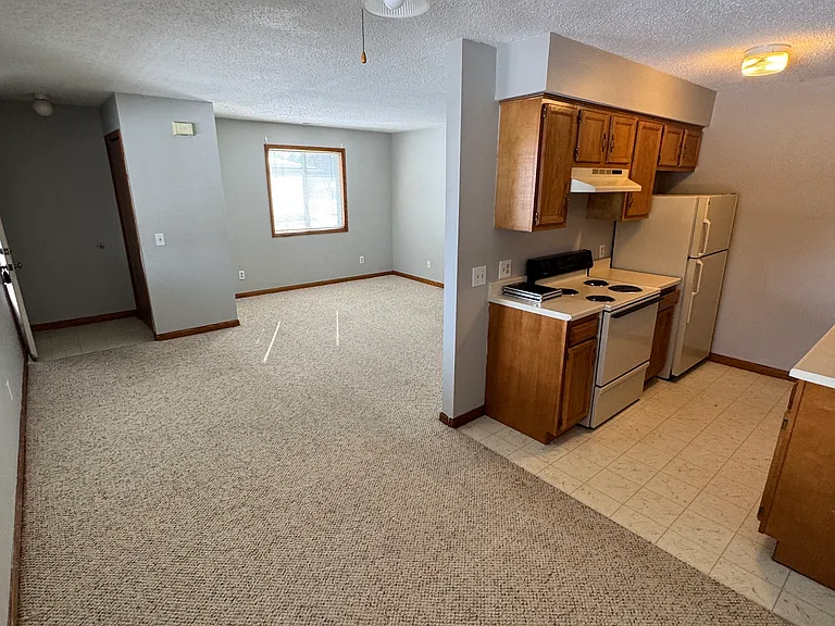 1687 S Riverside Ave #16 — Photo 2