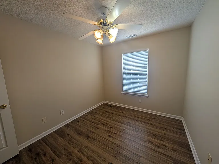 404 Commons Dr — Photo 12