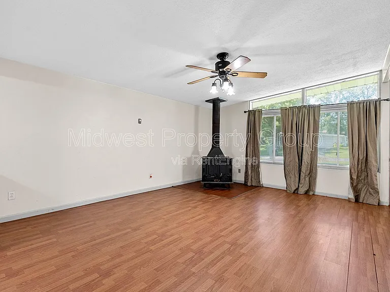 800 Bobbins Ln — Photo 2