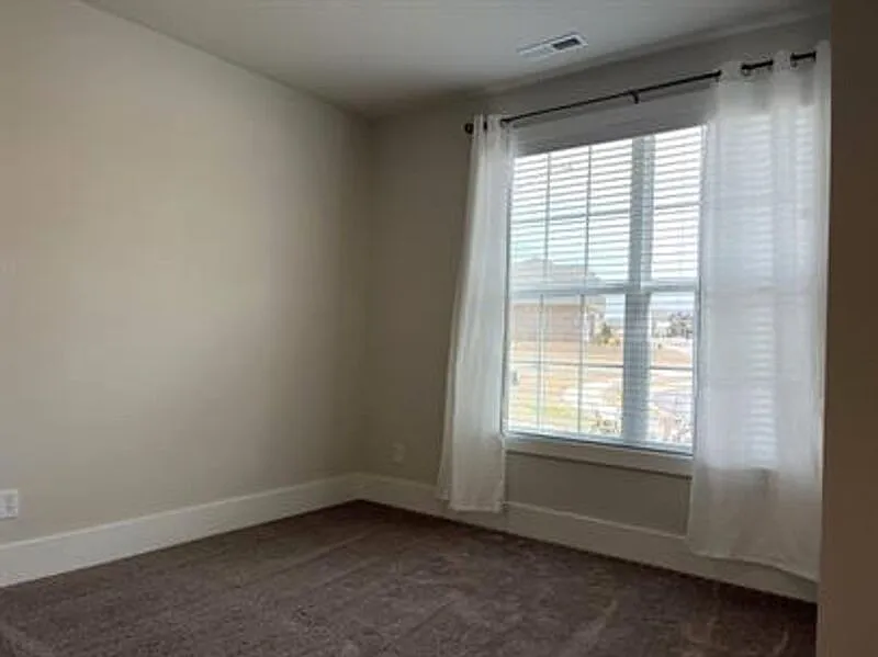 4 bed, 3.0 bath, 1950 sqft, $2,000 — Photo 3