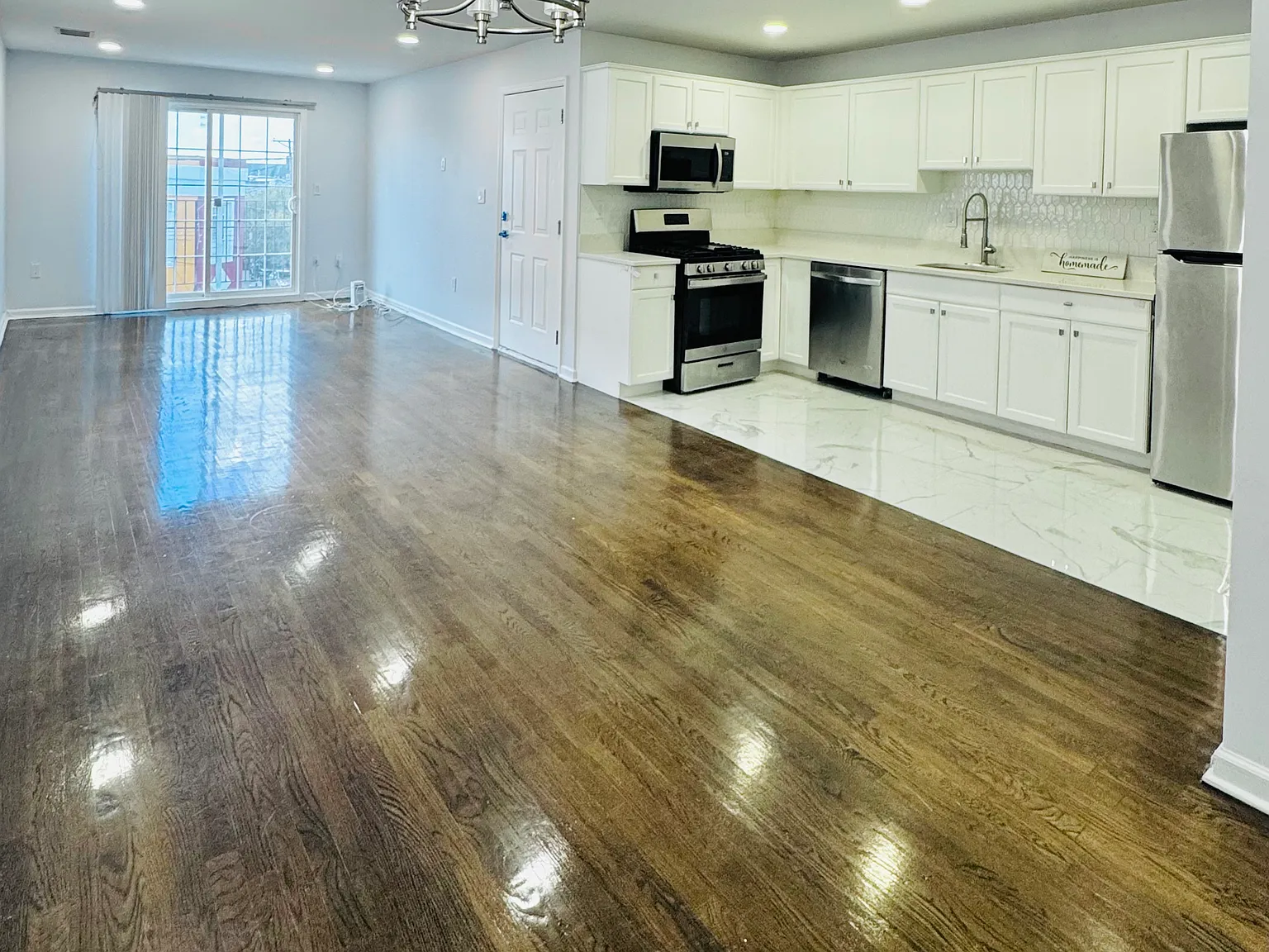 3 bed, 1400 sqft, $3,200 — Photo 2