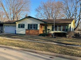 905 10th St, Charles City, IA 50616