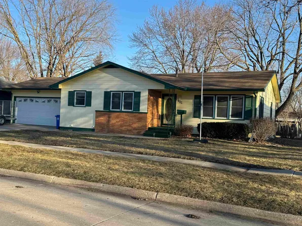 905 10th St, Charles City, IA 50616