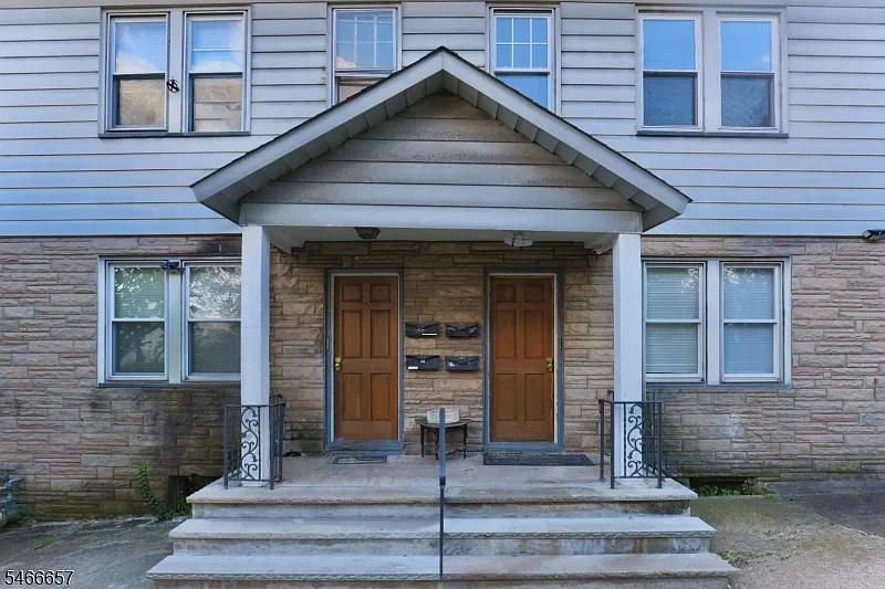 4 bed, 2.0 bath, $3,200 — Photo 2