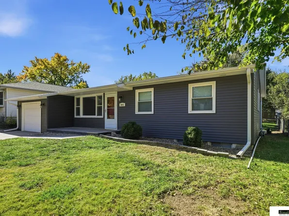 5831 Queens Dr, Lincoln, NE 68516