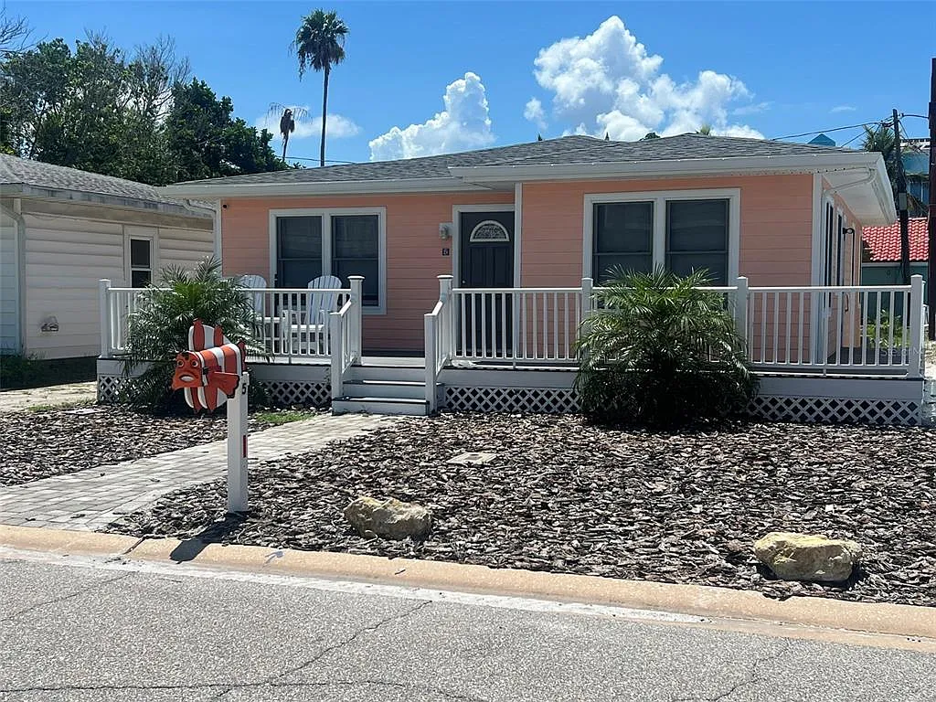 2 bed, 1.0 bath, 1030 sqft, $4,000 — Photo 2