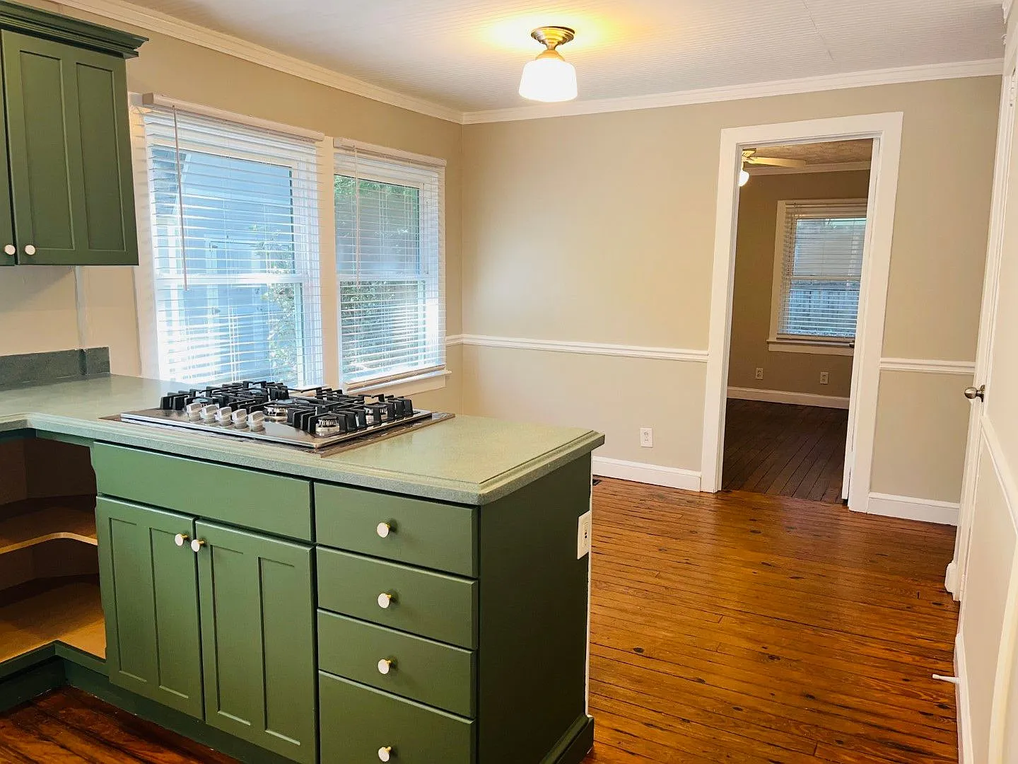 Cute cottage! 3 beds, 2 baths, real hardwood flooring, tile baths, claw foot tub, W/D included, s... — Photo 4