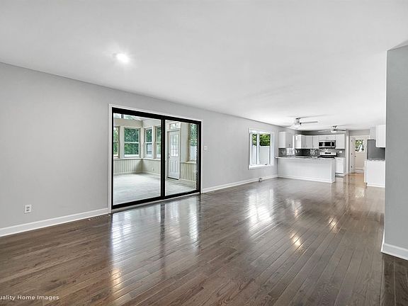 5th image of 2539 Castlewood Dr