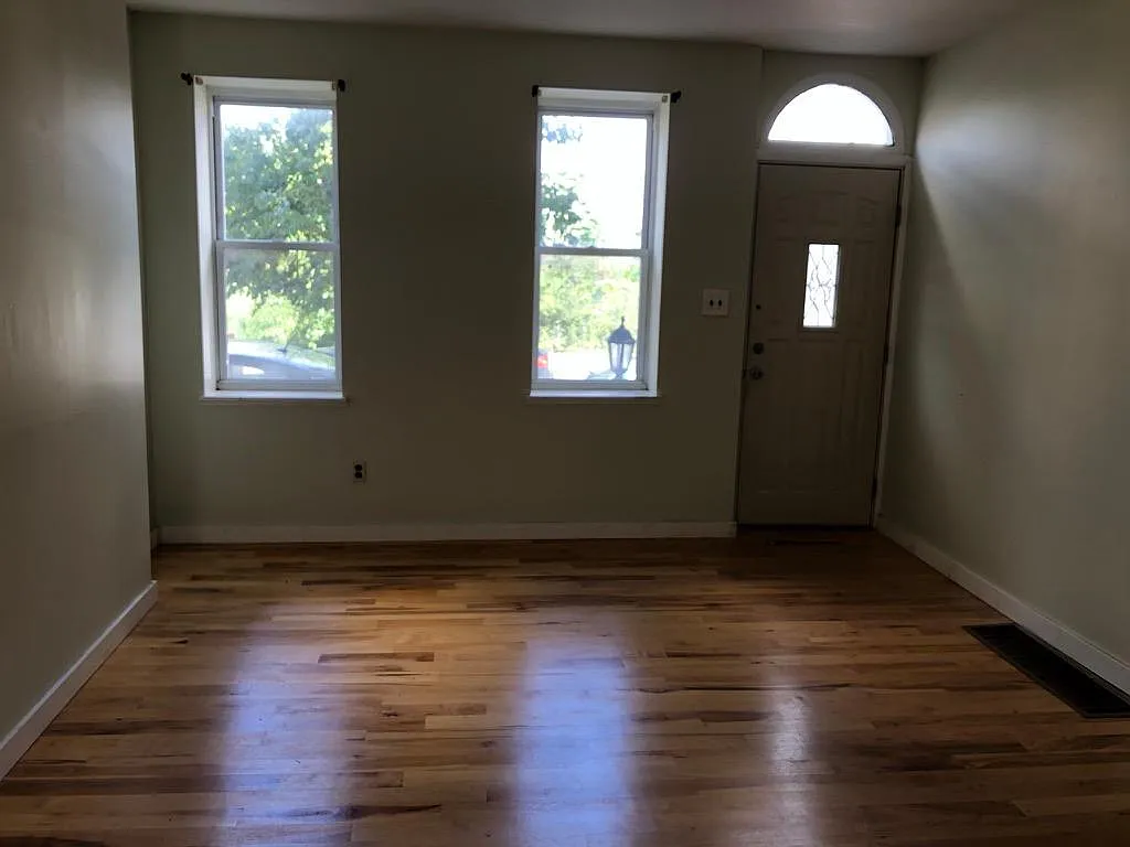 414 W York St — Photo 2